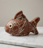 Poisson en chocolat avec des rayures blanches posé sur une plaque de marbre