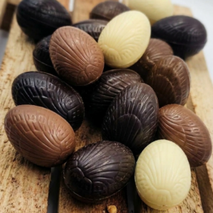 Œufs pralinés chocolat artisanal panachés noir lait blanc pour Pâques