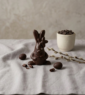 Figurine en chocolat de Pâques en forme de lapine avec une fleur sur la tête, fabrication artisanale.