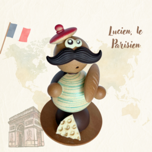 Personnage en chocolat, lucien le Parisien, en marinière et baguette de pain à la main avec un béret et un morceau de fromage