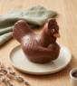 Moulage Poule en chocolat sur une assiette
