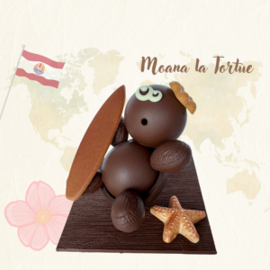Montage chocolat de Pâques Moana la Tortue avec planche de surf et étoile de mer, thème Polynésie.