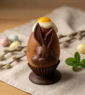Œuf de Pâques en chocolat façon œuf à la coque avec décor lapin et coquetier en chocolat.